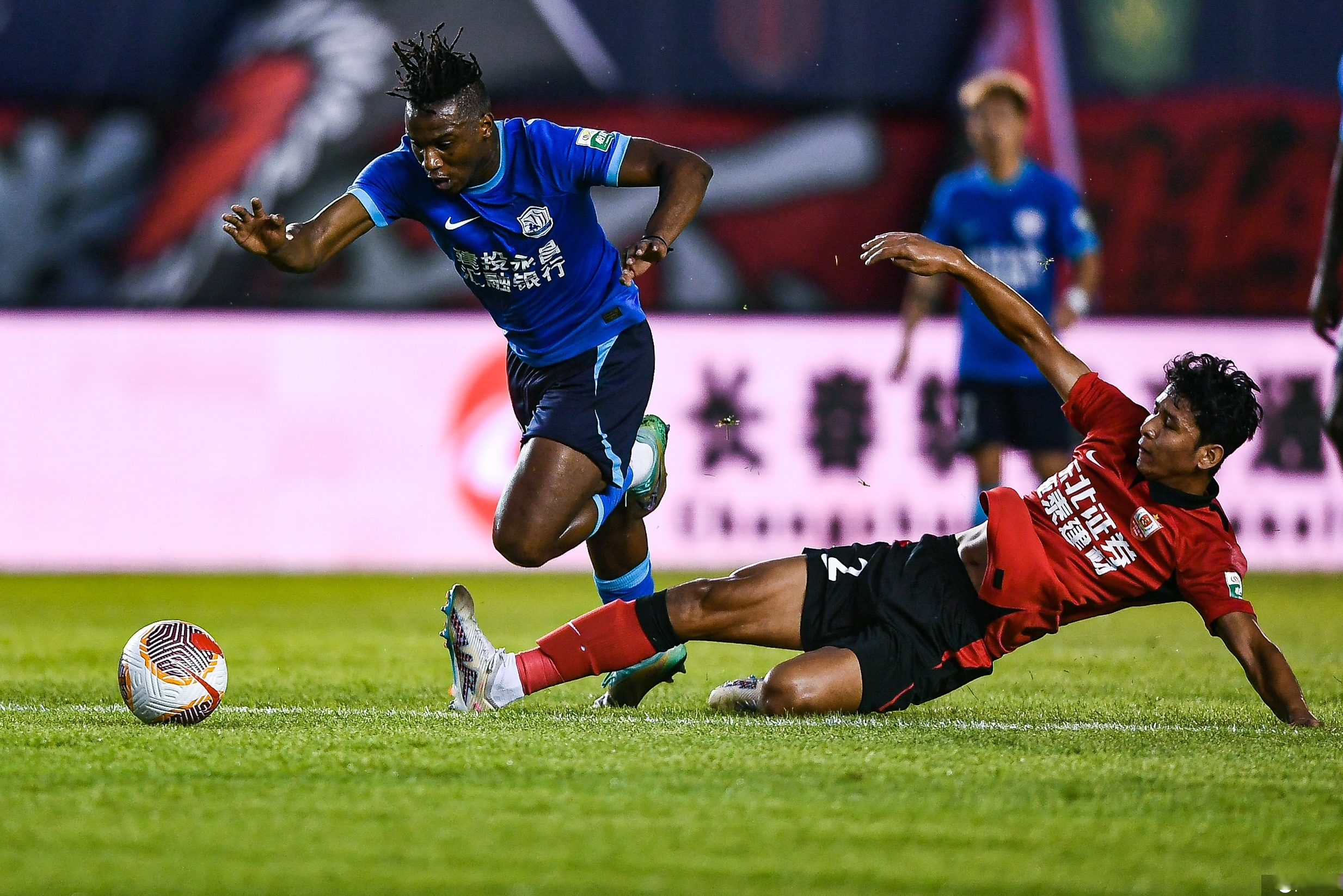 乐鱼体育官网-中超赛程吃紧，曼联冲刺阶段临场应变，气氛紧张，资深球员宣示担当