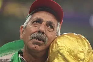 乐鱼体育在线-丹佛掘金球迷对恩比德