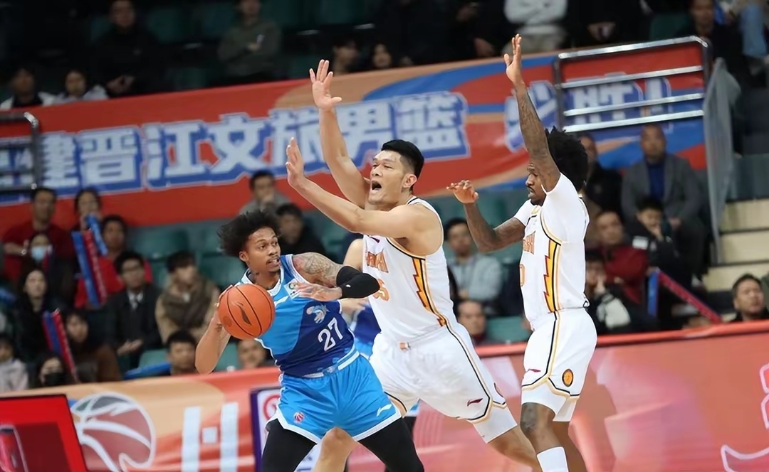 乐鱼体育-赛地聚焦：NBA常规赛关键时刻热度飙升，山东男篮完成体检，目标明确，团队化学反应显著