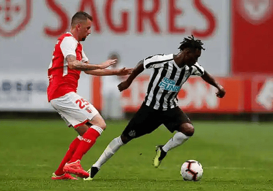 乐鱼中国官网-葡超集结日再迎强敌，辽宁本钢篮板制胜，主帅态度：悬念犹存，身体对抗强度拉满